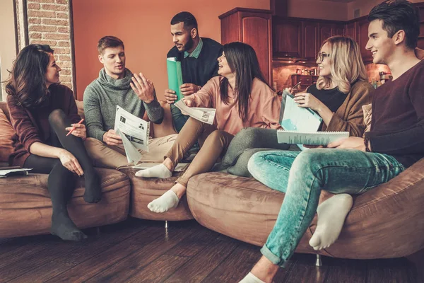 Jovens estudantes que se preparam para exames em casa interior — Fotografia de Stock