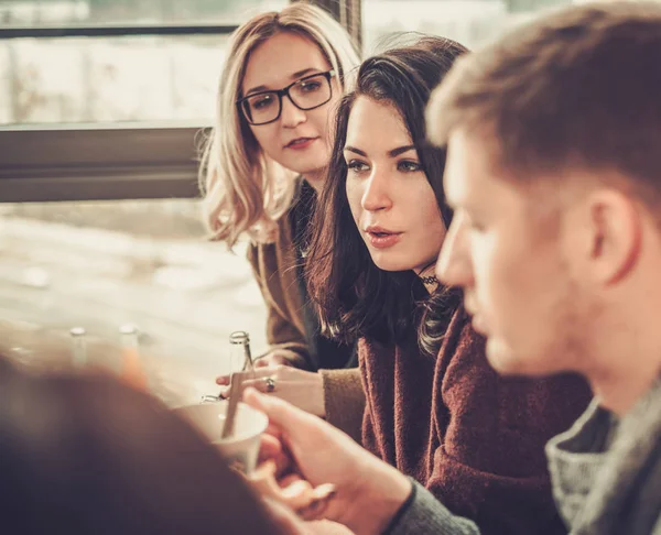 Junge Freunde haben Spaß im heimischen Interieur — Stockfoto