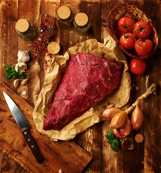 Carne crua fresca com ervas, especiarias e legumes — Fotografia de Stock