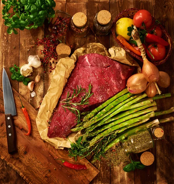 Carne crua fresca com ervas, especiarias e legumes — Fotografia de Stock