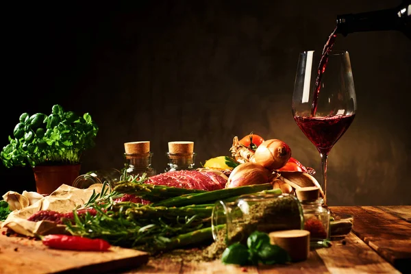 Carne fresca cruda con hierbas, copa de vino tinto y verduras —  Fotos de Stock