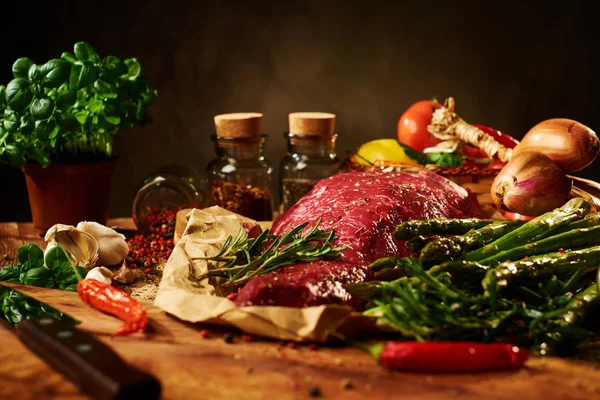 Φρέσκο ωμό κρέας με βότανα, μπαχαρικά και λαχανικά — Φωτογραφία Αρχείου