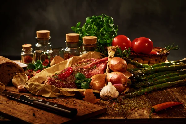 Φρέσκο ωμό κρέας με βότανα, μπαχαρικά και λαχανικά — Φωτογραφία Αρχείου