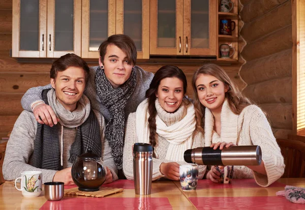 Mejores amigos bebiendo té caliente en la acogedora cocina —  Fotos de Stock