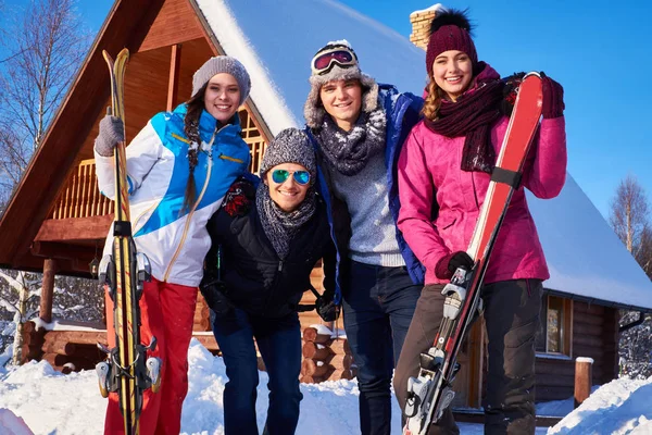 Melhores amigos passam férias de inverno — Fotografia de Stock