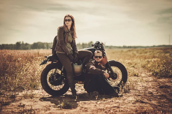 Elegante casal piloto de café nas motocicletas personalizadas vintage — Fotografia de Stock