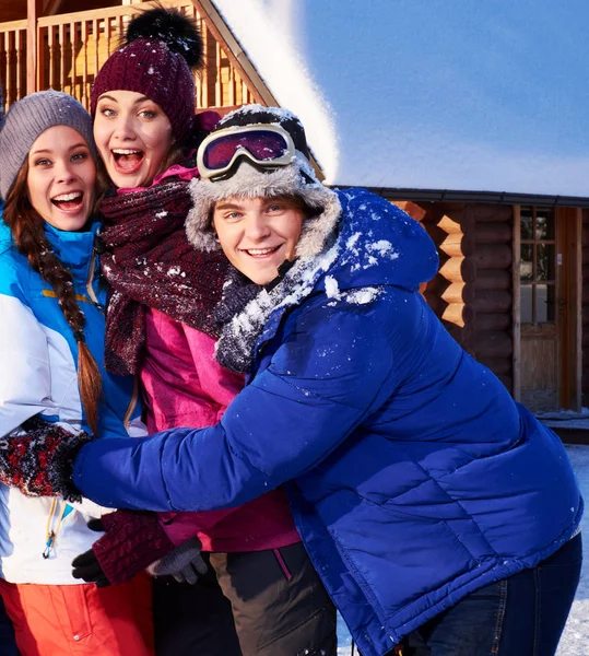 Bästa vänner tillbringa vintersemester på mountain cottage. — Stockfoto