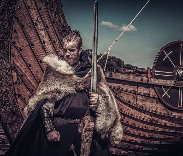 Guerreiro viking com espada — Fotografia de Stock