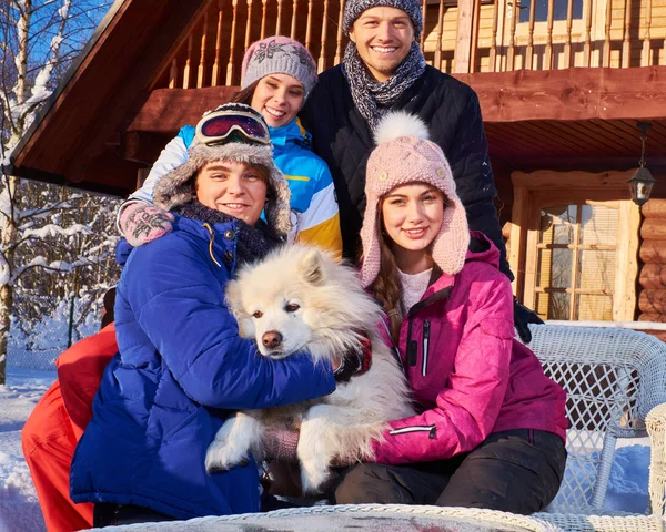 Glada vänner med hund tillbringa vintersemester tillsammans — Stockfoto