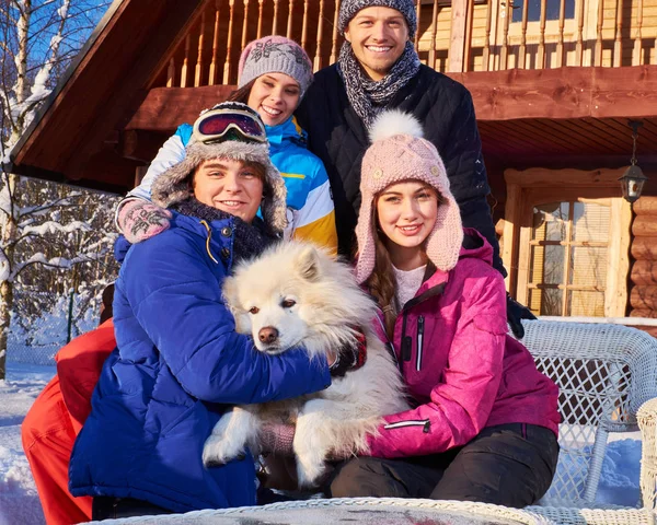 Amigos alegres com cão passam férias de inverno juntos — Fotografia de Stock