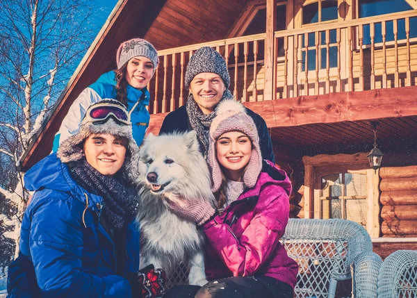 Glada vänner med hund tillbringa vintersemester tillsammans — Stockfoto