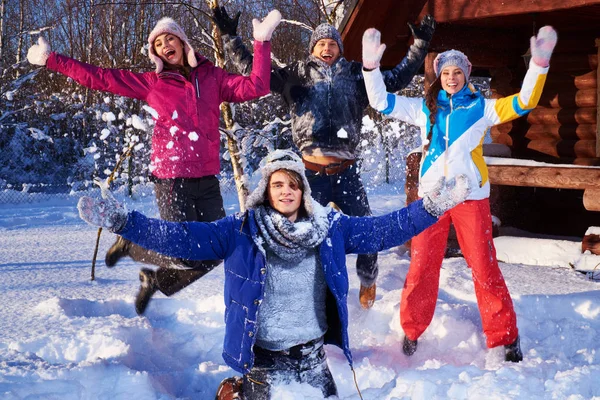 Legjobb barátok töltik a téli ünnepek — Stock Fotó