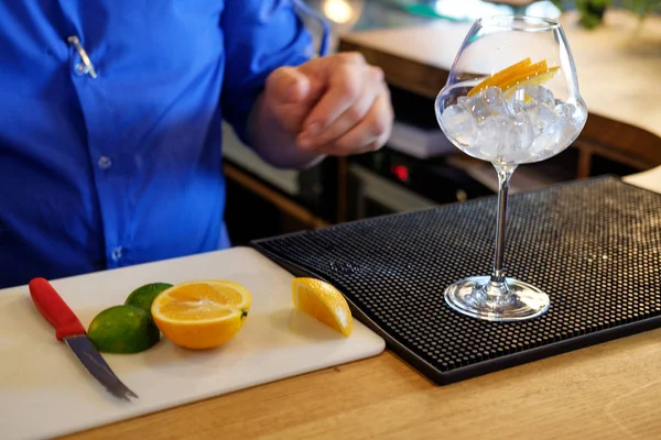 Barman voorbereiden alcoholische cocktail — Stockfoto