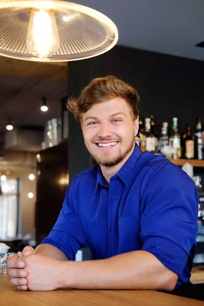 Barmann amüsiert sich an Theke in Bäckerei — Stockfoto