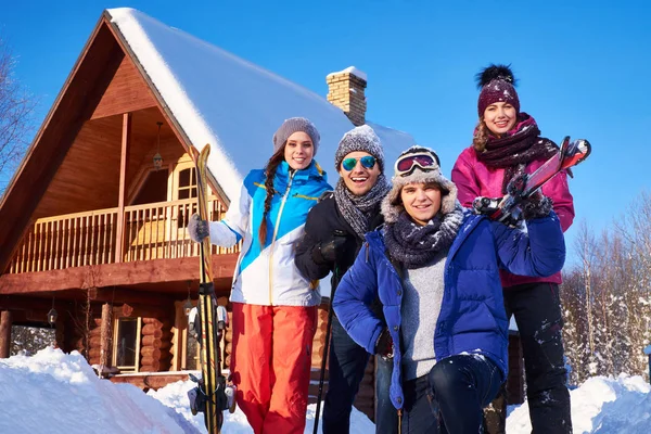 Bästa vänner tillbringa vintersemester på mountain cottage — Stockfoto