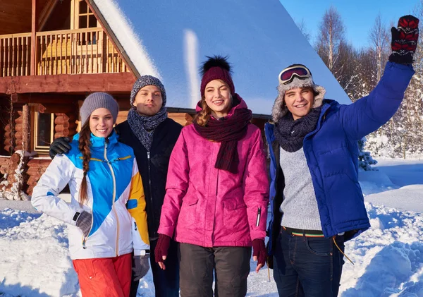 Nejlepší přátelé uživatele strávit zimní dovolenou v horské chatě — Stock fotografie