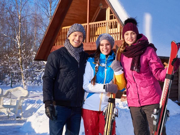 Melhores amigos passam férias de inverno na cabana da montanha — Fotografia de Stock