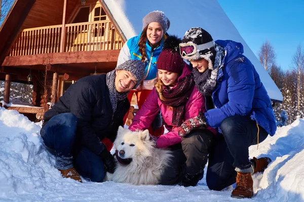 Los amigos alegres con el perro pasan las vacaciones invernales juntos — Foto de Stock