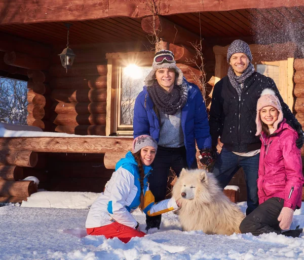 Köpek ile neşeli arkadaşları birlikte kış tatil geçirmek — Stok fotoğraf