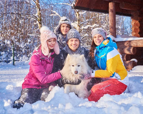 Amigos alegres com cão passam férias de inverno juntos — Fotografia de Stock