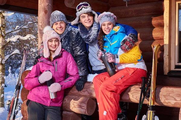 Melhores amigos passam férias de inverno na cabana da montanha — Fotografia de Stock