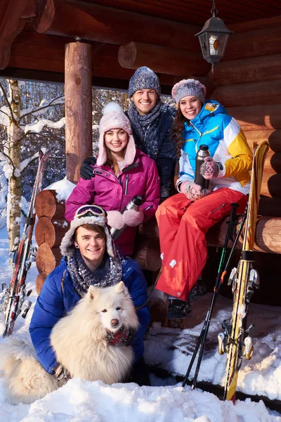 Amici allegri con cane trascorrere le vacanze invernali insieme — Foto Stock
