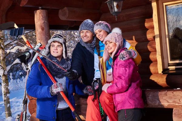 Melhores amigos fazendo selfie na cabana da montanha — Fotografia de Stock