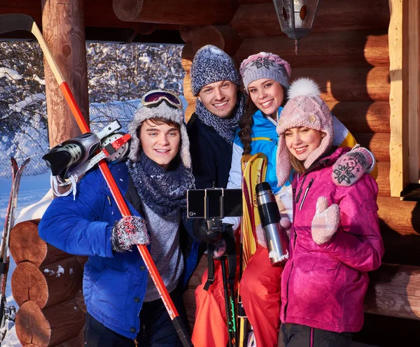 Najlepsi przyjaciele spędzają ferie zimowe w mountain cottage — Zdjęcie stockowe