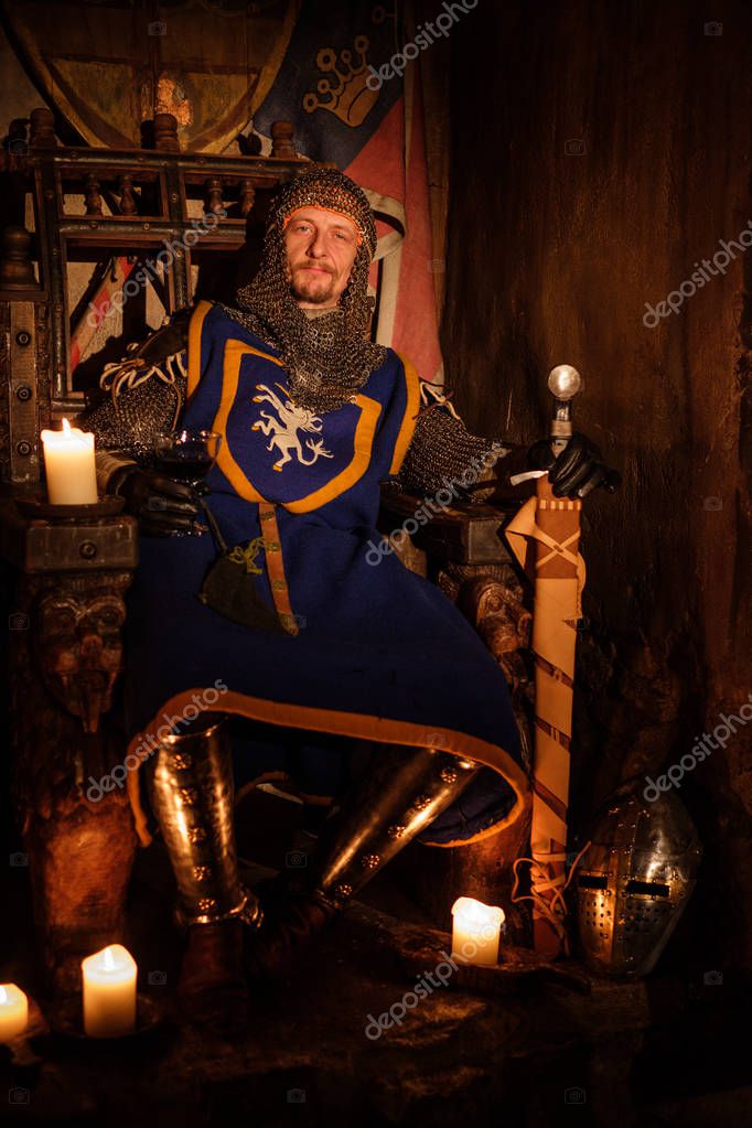 Mittelalterliche König auf Thron im Inneren der alten Burg. — Stockfoto