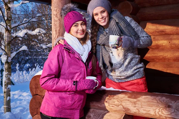 Felices novias pasan las vacaciones de invierno en la casa de campo de montaña — Foto de Stock