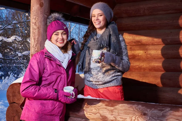 Glada väninnor tillbringa vintersemester — Stockfoto