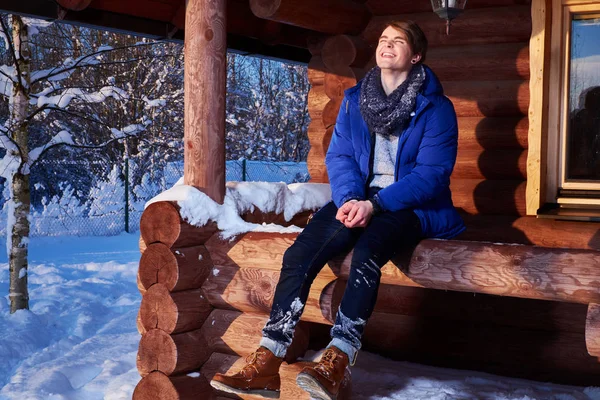 Genç adam harcamak kış tatili — Stok fotoğraf