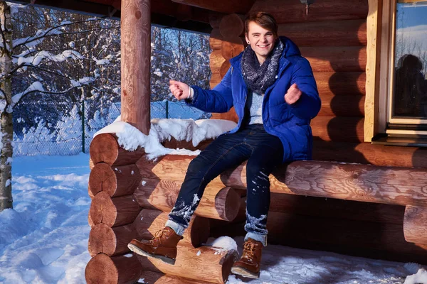 Junger Mann verbringt Winterurlaub — Stockfoto
