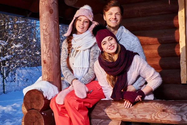 Beste Freunde verbringen Winterurlaub in der Berghütte — Stockfoto