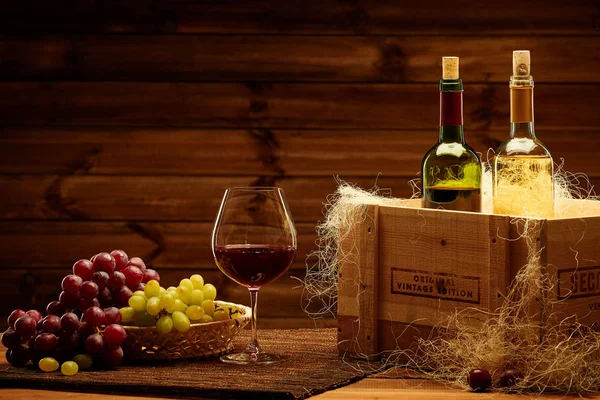 Bottiglie di vino rosso e bianco — Foto Stock