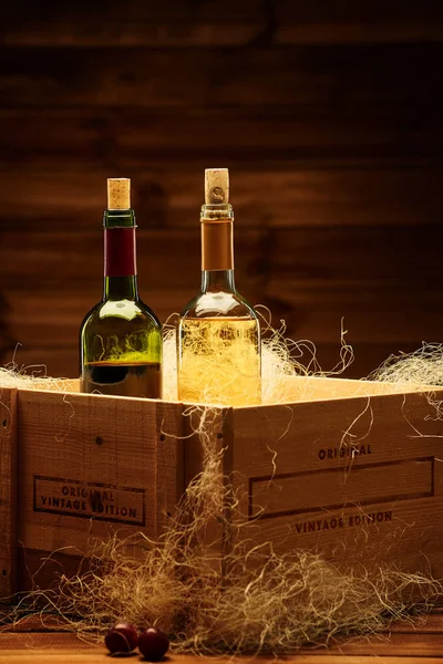 Bottles of red and white wine — Stock Photo, Image