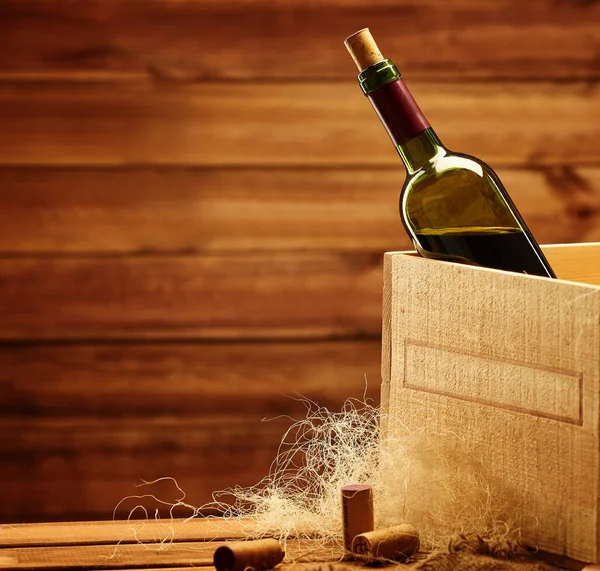 Botella de vino en caja en interior de madera — Foto de Stock