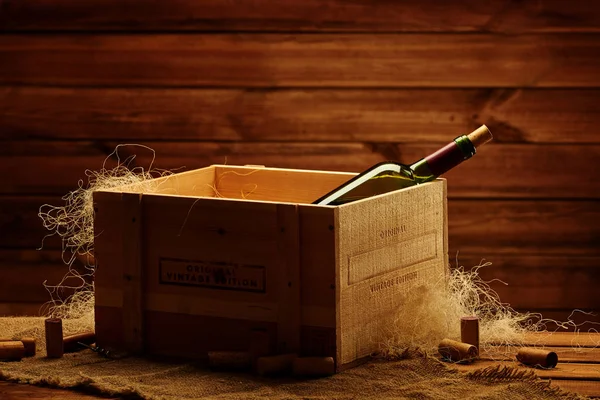 Botella de vino en caja en interior de madera — Foto de Stock