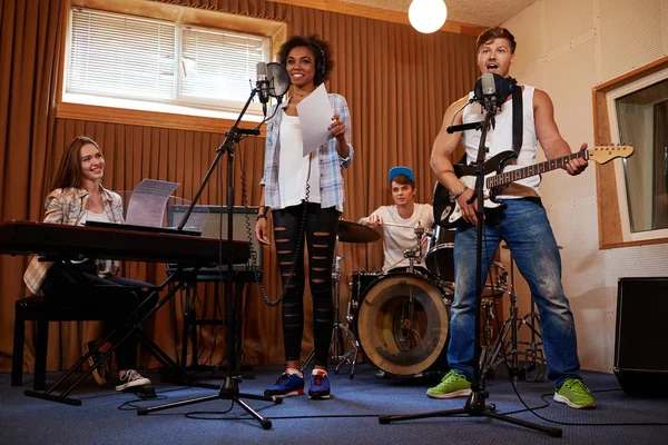Banda de música multirracial actuando en un estudio de grabación — Foto de Stock
