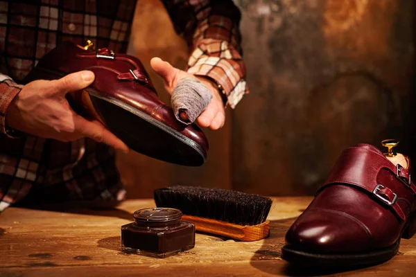Человек чистит ботинки тряпкой . — стоковое фото