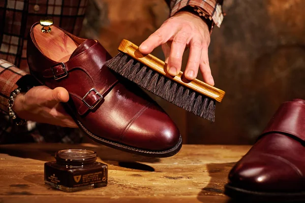 Homme polissage chaussures en cuir avec brosse . — Photo