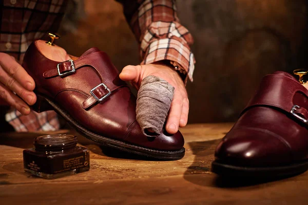 Man shining shoes with a rag. — Stock Photo, Image