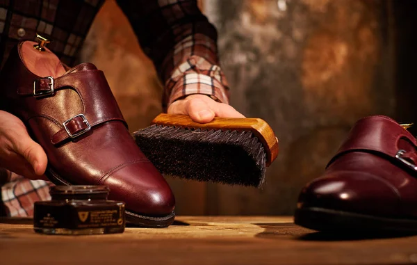 Homem de polimento sapatos de couro com escova . — Fotografia de Stock