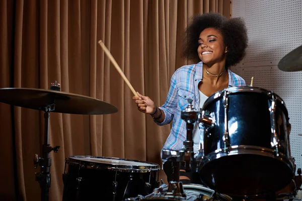Черная женщина-барабанщик в студии звукозаписи — стоковое фото