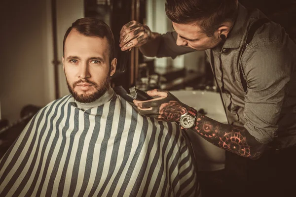 Hombre seguro visitando peluquero en la peluquería . —  Fotos de Stock