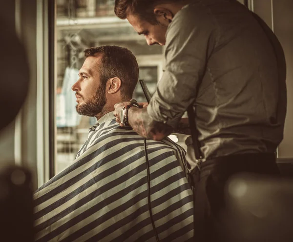 理髪店で自信を持って男性訪問ヘアスタイリスト. — ストック写真