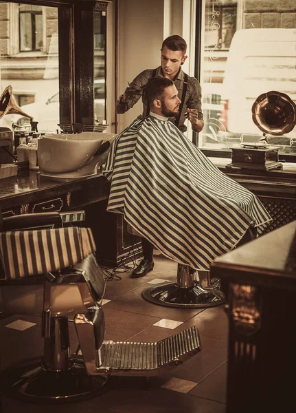 理髪店で自信を持って男性訪問ヘアスタイリスト. — ストック写真