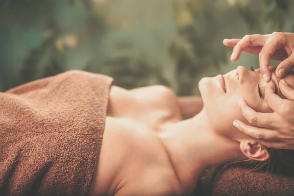 Mulher tendo massagem facial em um salão de spa — Fotografia de Stock
