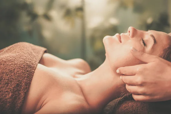 Kvinna med ansiktet massera i en spasalong — Stockfoto
