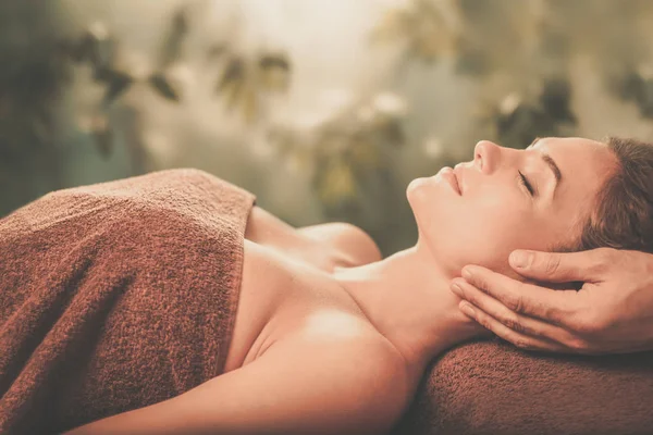 Vrouw met gezicht massage in een spa salon — Stockfoto